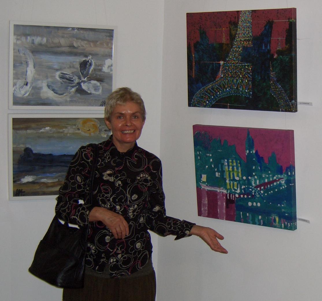 Lidia Lazu admirand picturile lui Jerry W.McDaniel